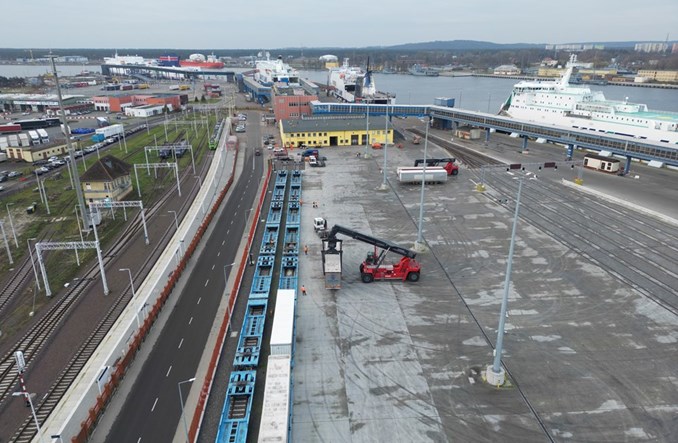 Pilotażowy pociąg intermodalny do terminala promowego w Świnoujściu 