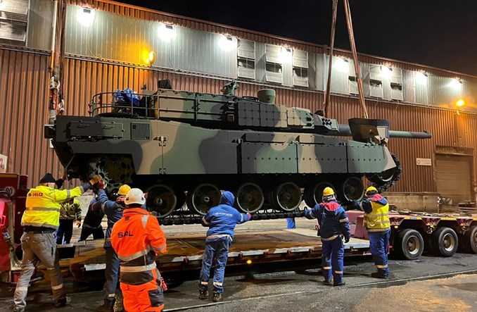 Sprzęt wojskowy z Korei Południowej dotarł do Portu Gdynia