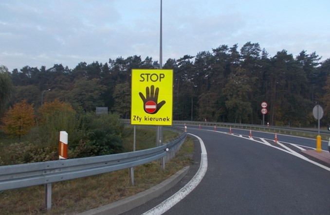 Śmiertelny wypadek na A2. Auto jechało pod prąd. Czy akcja GDDKiA zdała egzamin? 