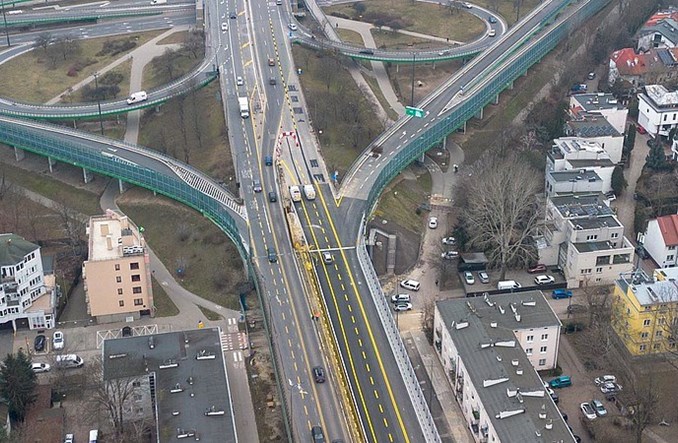 Trasa Łazienkowska. Pierwszy wiadukt nad Paryską gotowy do otwarcia