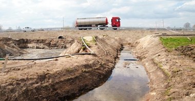 Trwa budowa obiektów inżynierskich na DW704 w woj. Łódzkim