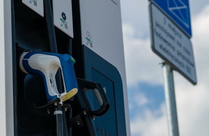 Nowe ładowarki przy drogach szybkiego ruchu. Poznaliśmy chętnych do ich budowy