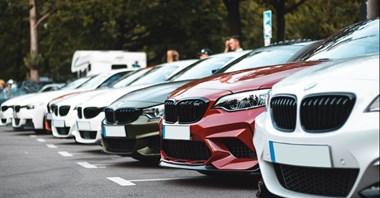 Wielki powrót aut spalinowych? Firmy stawiają na elastyczność, nie na ekologię
