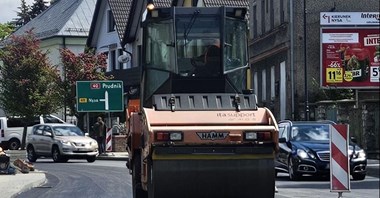 Głuchołazy. Uszkodzona nawierzchnia mostu tymczasowego. GDDKiA zawiadamia policję 
