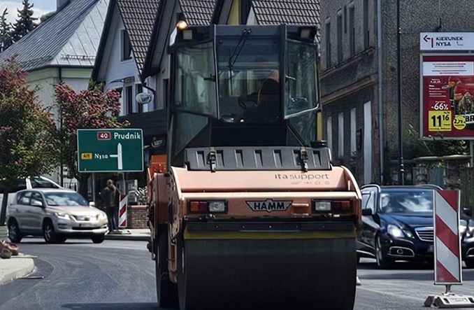 Głuchołazy. Uszkodzona nawierzchnia mostu tymczasowego. GDDKiA zawiadamia policję 