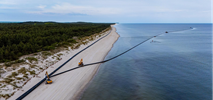 Skomplikowany transport rur z Norwegii dotarł do Mrzeżyna