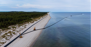 Skomplikowany transport rur z Norwegii dotarł do Mrzeżyna
