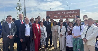Odsłonięto pierwsze tablice polsko-kaszubskie na S6