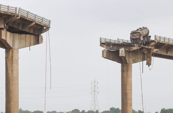 Zawalił się most. Są ofiary śmiertelne w Indiach