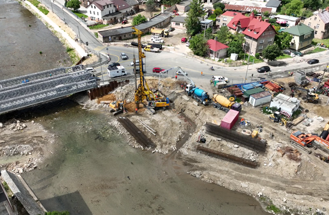 Kolejna faza budowy mostu w Głuchołazach