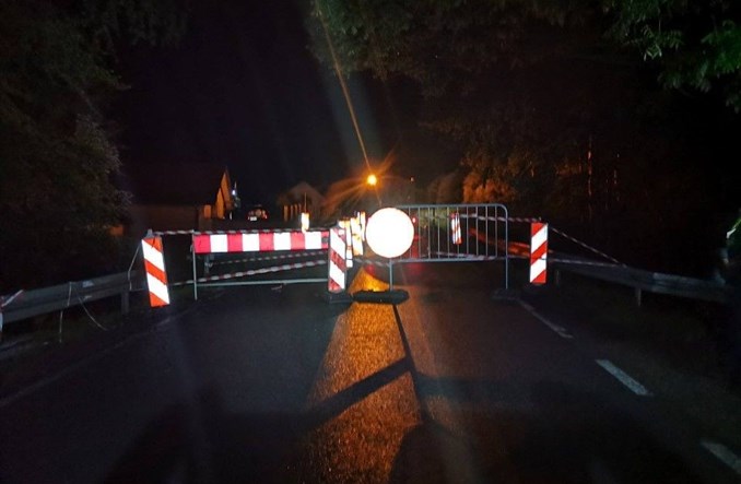 Małopolskie. Droga uszkodzona po ulewach 