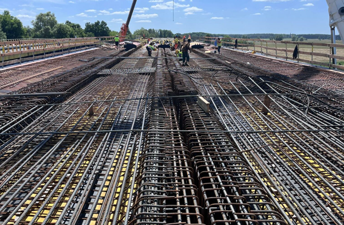 Nowy most nad Notecią na półmetku