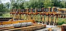 Stalowa konstrukcja mostu połączyła brzegi Wieprza – Balzola osiągnęła kluczowy etap budowy w Krasnymstawie