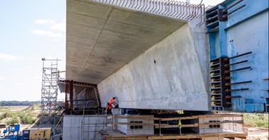 Śląskie. Nasuwają gotowe elementy mostu nad Odrą 