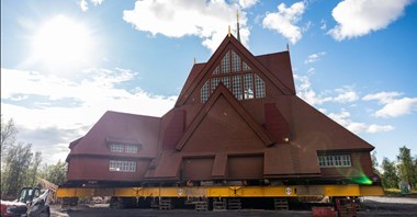 Nietypowy transport w Szwecji. Przewożą kościół