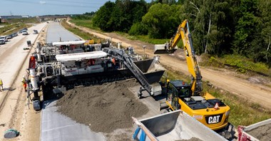 Nawierzchnia jak droga mleczna. Innowacyjne rozwiązanie na budowie A2