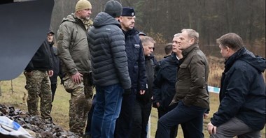 Tusk: To akt dywersji. Wybuch zniszczył tory w rejonie przystanku Mika