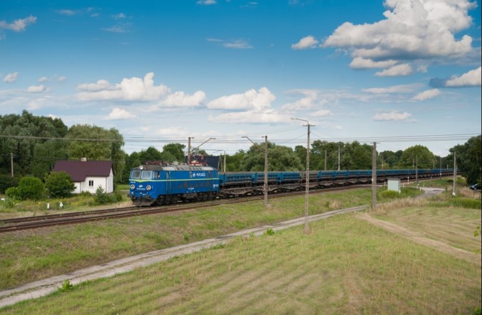 Kolejowy transport towarów przegrywa z przewozami drogowymi. Potrzebne zmiany 
