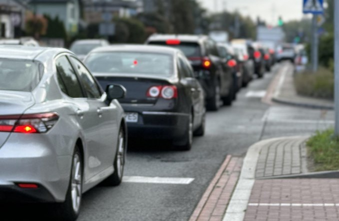 Rekordowe korki i milionowe straty. Dlaczego Łomianki protestują?