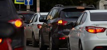 Zimowe wyjazdy korkują miasta. Jak odciążyć miejskie arterie