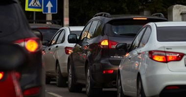 Zimowe wyjazdy korkują miasta. Jak odciążyć miejskie arterie