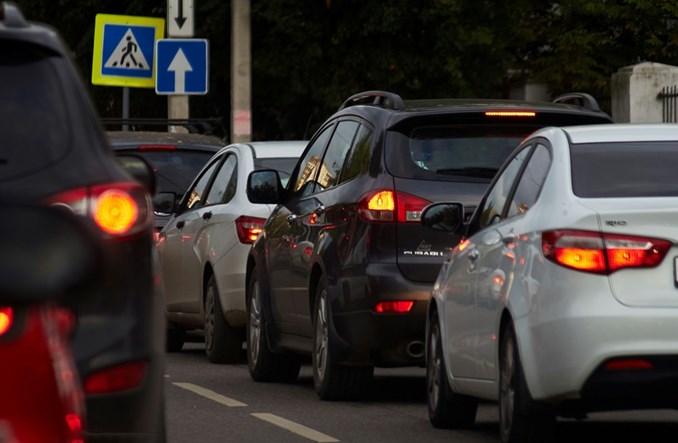 Zimowe wyjazdy korkują miasta. Jak odciążyć miejskie arterie