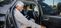 Do lekarza, po wnuki i… nocą. Tak jeżdżą babcie i dziadkowie  z “Uber Senior”