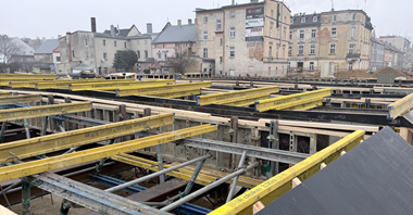 Budowa mostu w Głuchołazach postępuje mimo zimy