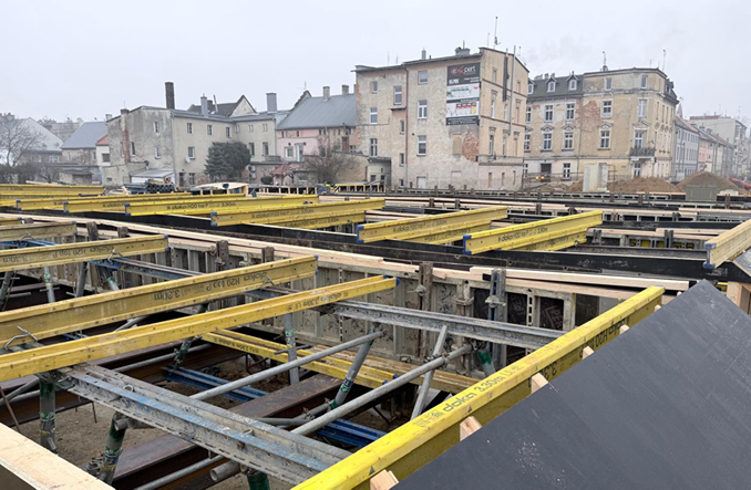 Budowa mostu w Głuchołazach postępuje mimo zimy