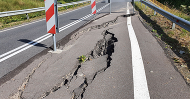 Podkarpackie. Intensywne prace przy zabezpieczaniu osuwiska [wideo]