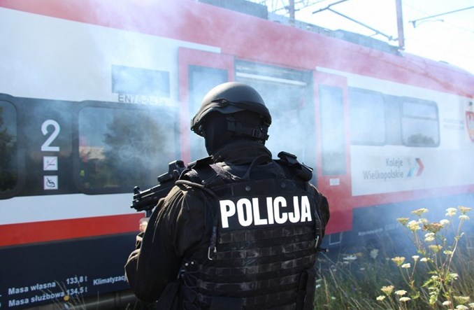 Jak reagować wobec ładunków wybuchowych w pociągach i autobusach?