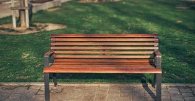 Jak dobrać ławki parkowe do parku, skweru i osiedla?