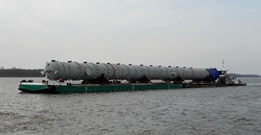 Gigantyczne kolumny przypłynęły z Chin do Płocka. Wykorzysta je Orlen