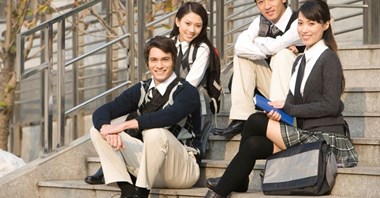 Praca po szkole policealnej – kierunki, które gwarantują zatrudnienie od ręki