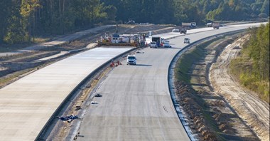 Tak się zmieniają drogi betonowe. Technologia z niższą emisją CO2 nie tylko na autostradzie  