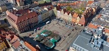 Wrocław. Plac Solny z zakazem ruchu i parkingiem "flowers & ride"