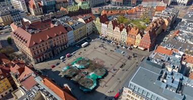 Wrocław. Plac Solny z zakazem ruchu i parkingiem "flowers & ride"