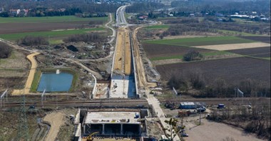 Wciskają wielki segment pod tory. Nietypowa operacja na obwodnicy Oświęcimia 