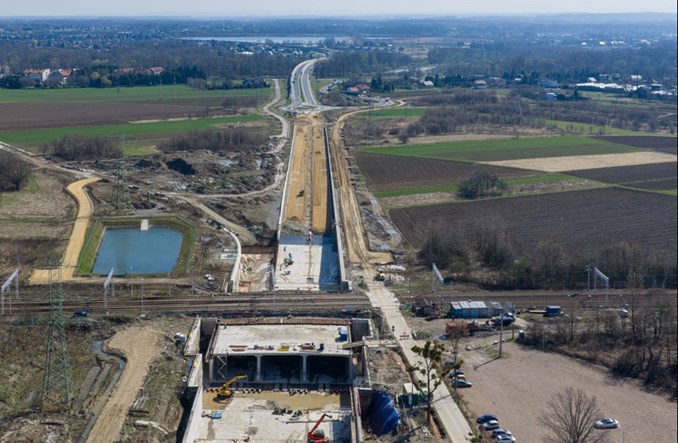 Wciskają wielki segment pod tory. Nietypowa operacja na obwodnicy Oświęcimia 