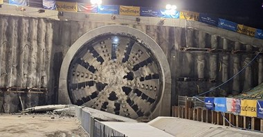 Podłęże – Piekiełko. Główny tunel kolejowy pod Pisarzową wydrążony!