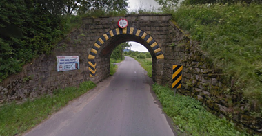 Dolnośląskie. Obniżą drogę pod wiaduktem kolejowym w Raszowie?