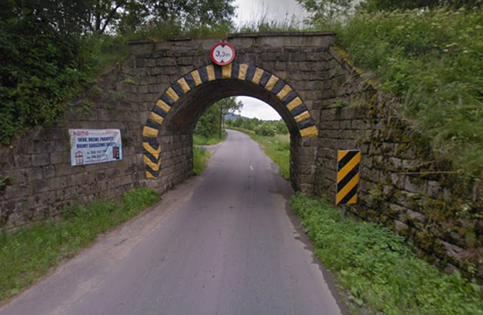 Dolnośląskie. Obniżą drogę pod wiaduktem kolejowym w Raszowie?