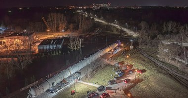 Gigantyczne kolumny dotarły z Chin do siedziby ORLENU w Płocku