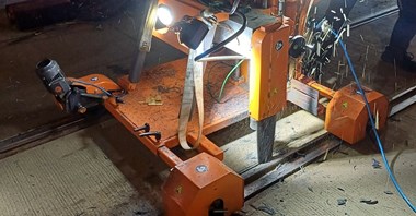 MMR Group TransComfort testuje maszynę do precyzyjnego wycinania szyn z poliuretanu 