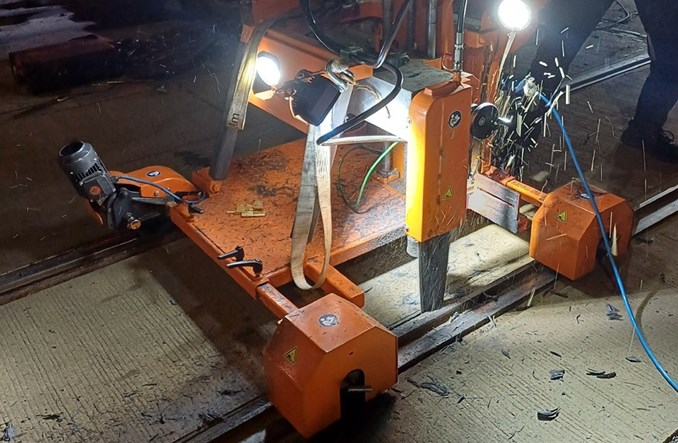 MMR Group TransComfort testuje maszynę do precyzyjnego wycinania szyn z poliuretanu 