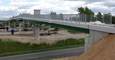 Radom. Nowa kładka nad torami i obwodnicą we wrześniu [zdjęcia]