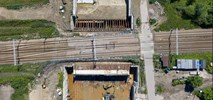 Betonowy segment wciśnięty pod tory. Pomieści sześć pasów ruchu