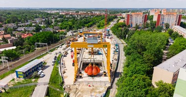 Spektakularne próby obciążeniowe na budowie tunelu dalekobieżnego w Łodzi   