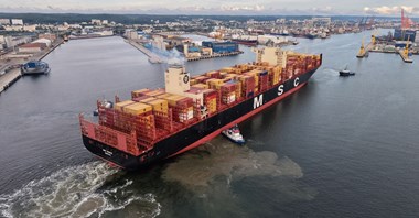 Blisko 400-metrowy kontenerowiec wpłynął do Portu Gdynia. Pierwszy, nie ostatni  