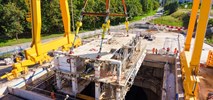 Pierwsze elementy tarczy drążącej tunel szybkiej kolei już pod ziemią